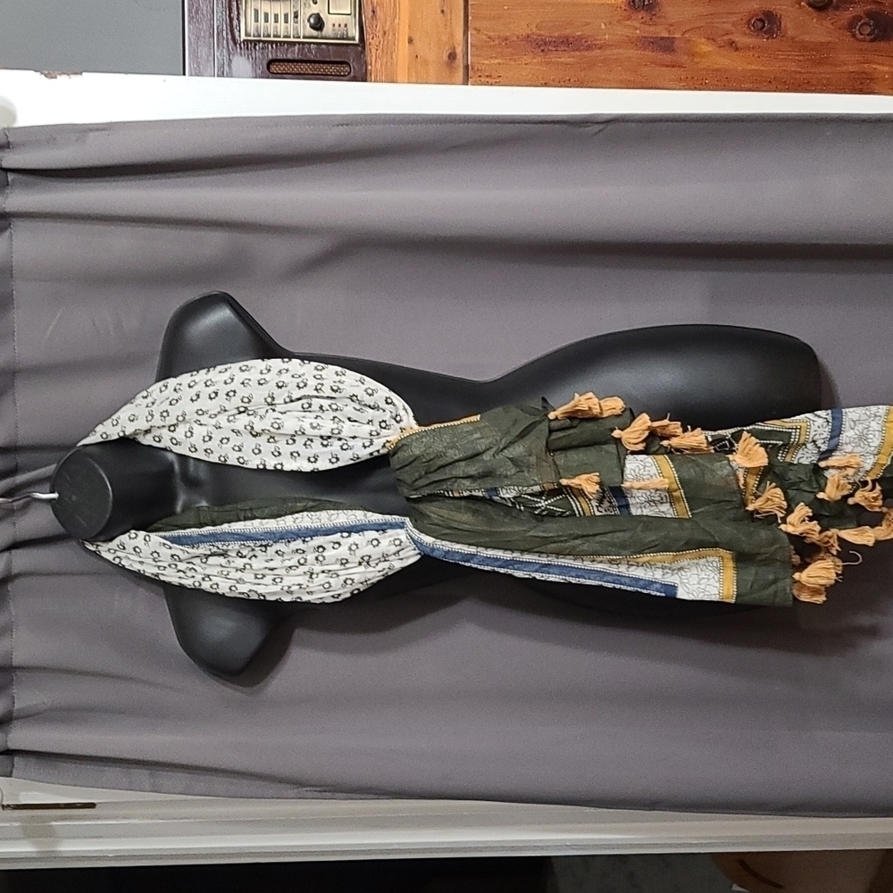 Womens Scarf Wrap White Black Gol Blue Floral Gold Tassels 42x72 inches EUC